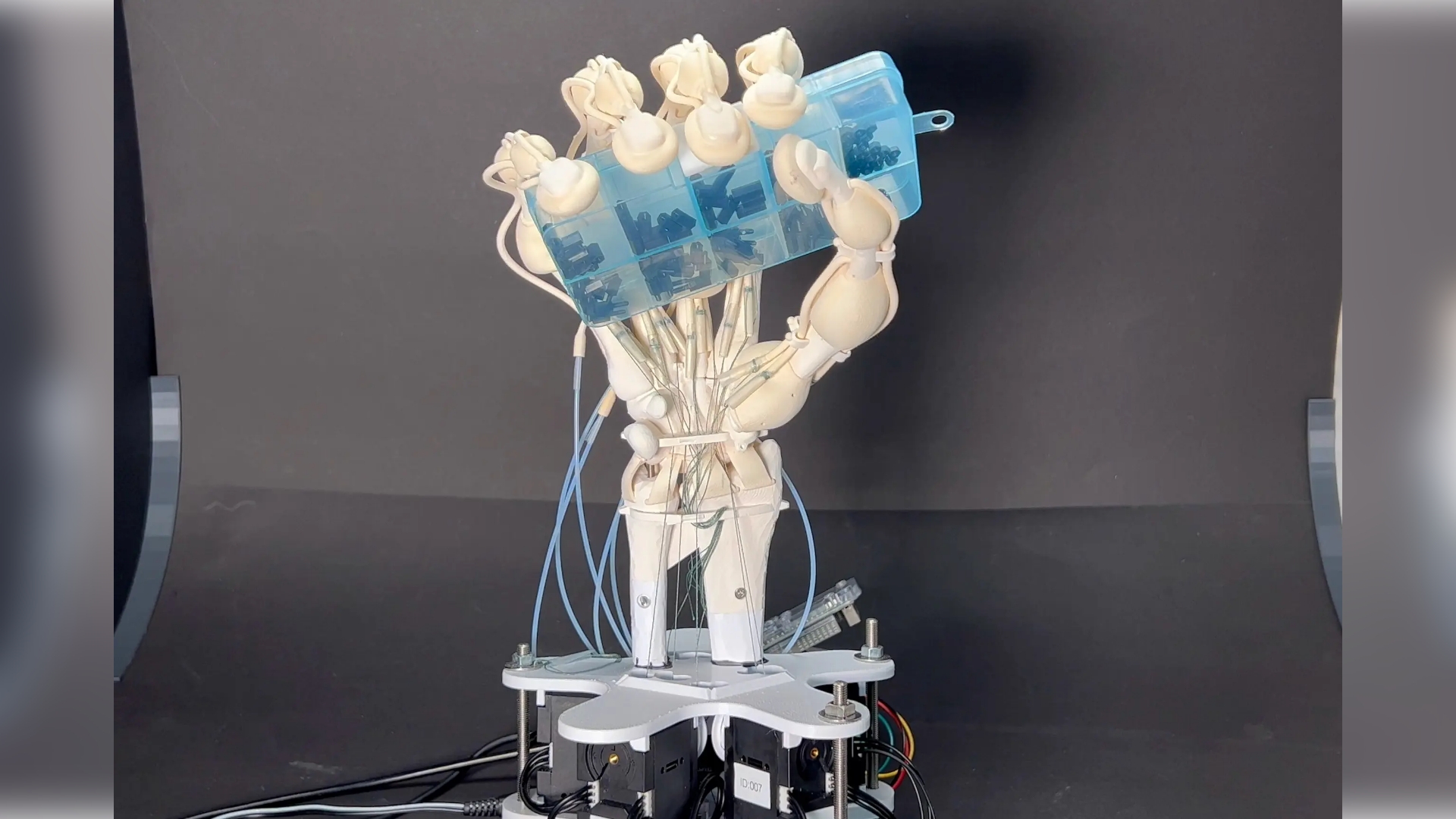A robotic hand including bones, ligaments, and tendons was created by scientists using 3D printing.