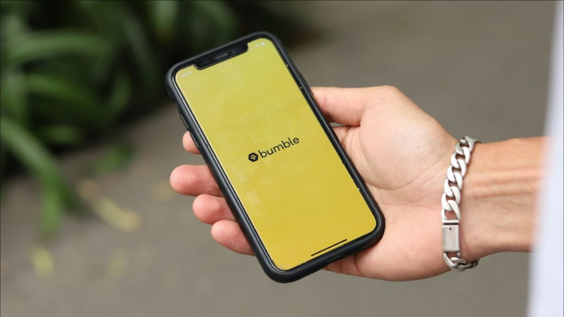 Bumble introduces a "Deception Detector" with AI to combat scams.