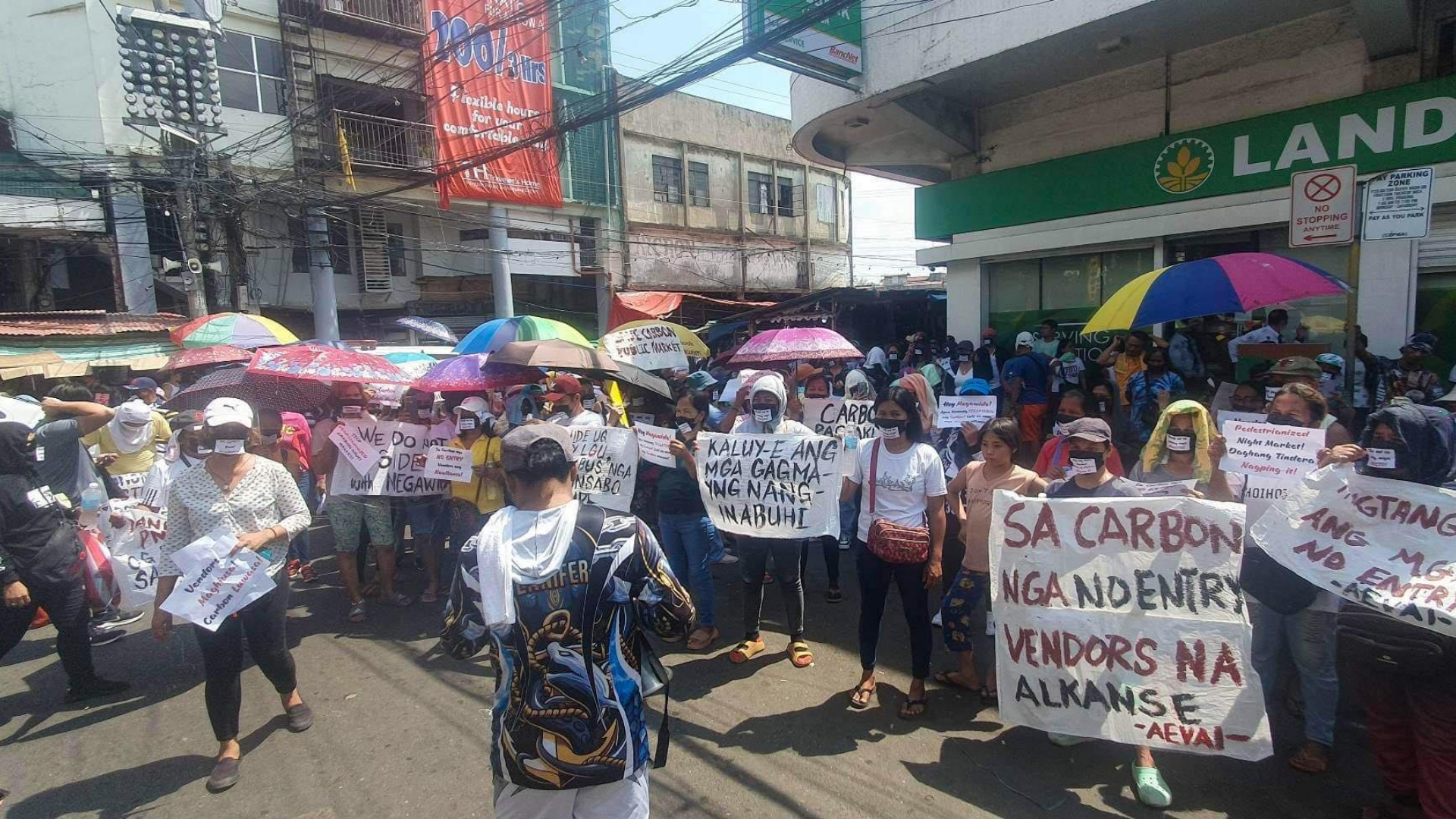 Cebu night market vendors protest vehicle  restrictions