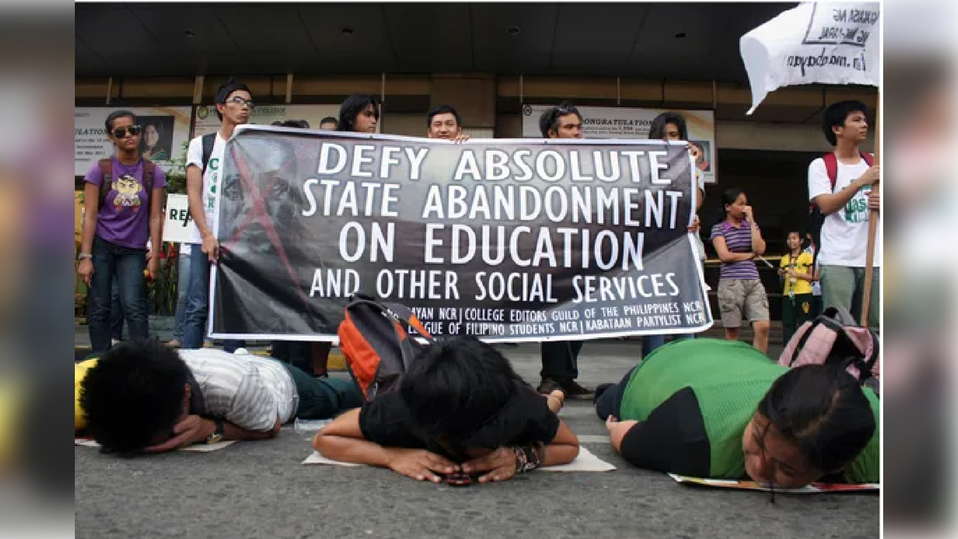 Students at UP object to the growing commercialization of university areas.