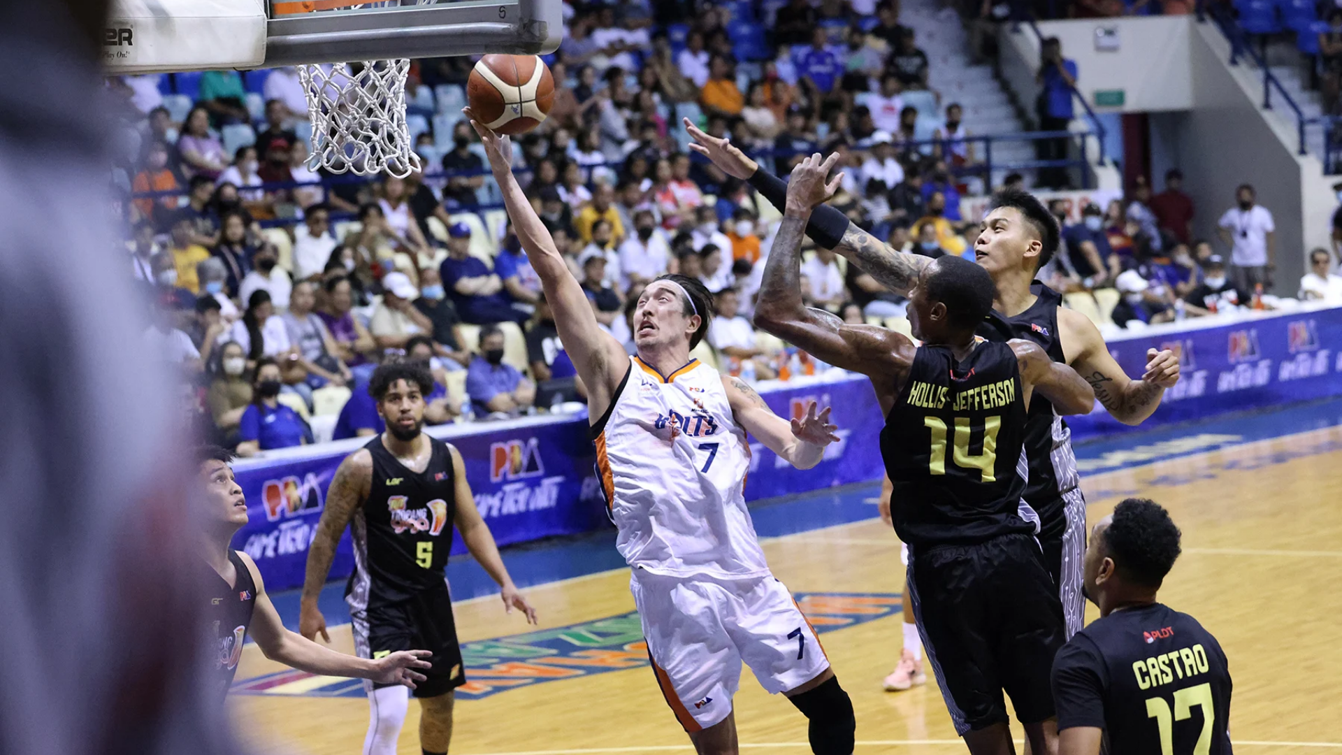 'Bionic' Cliff Hodge overcomes terrifying fall to lead Meralco to victory in PBA semifinals