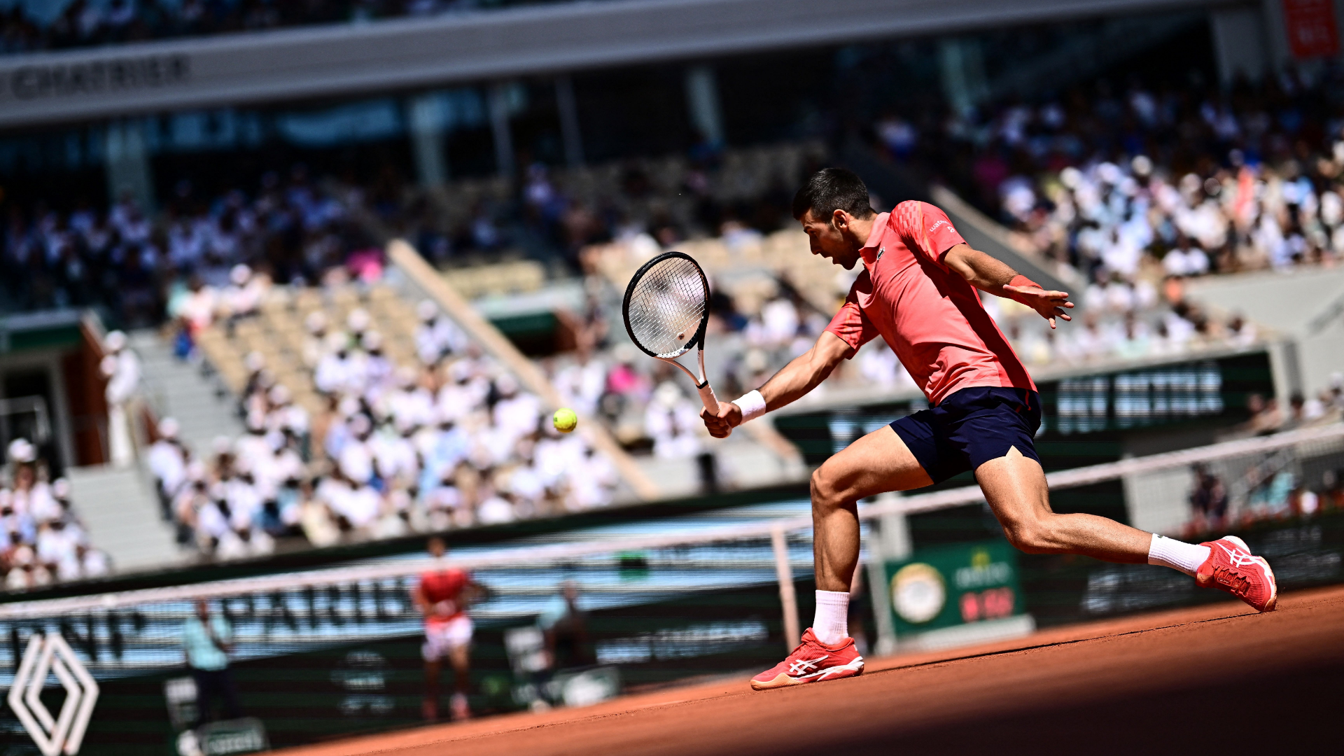 With a position in the French Open quarterfinals, Djokovic moves closer to breaking the Grand Slam record.