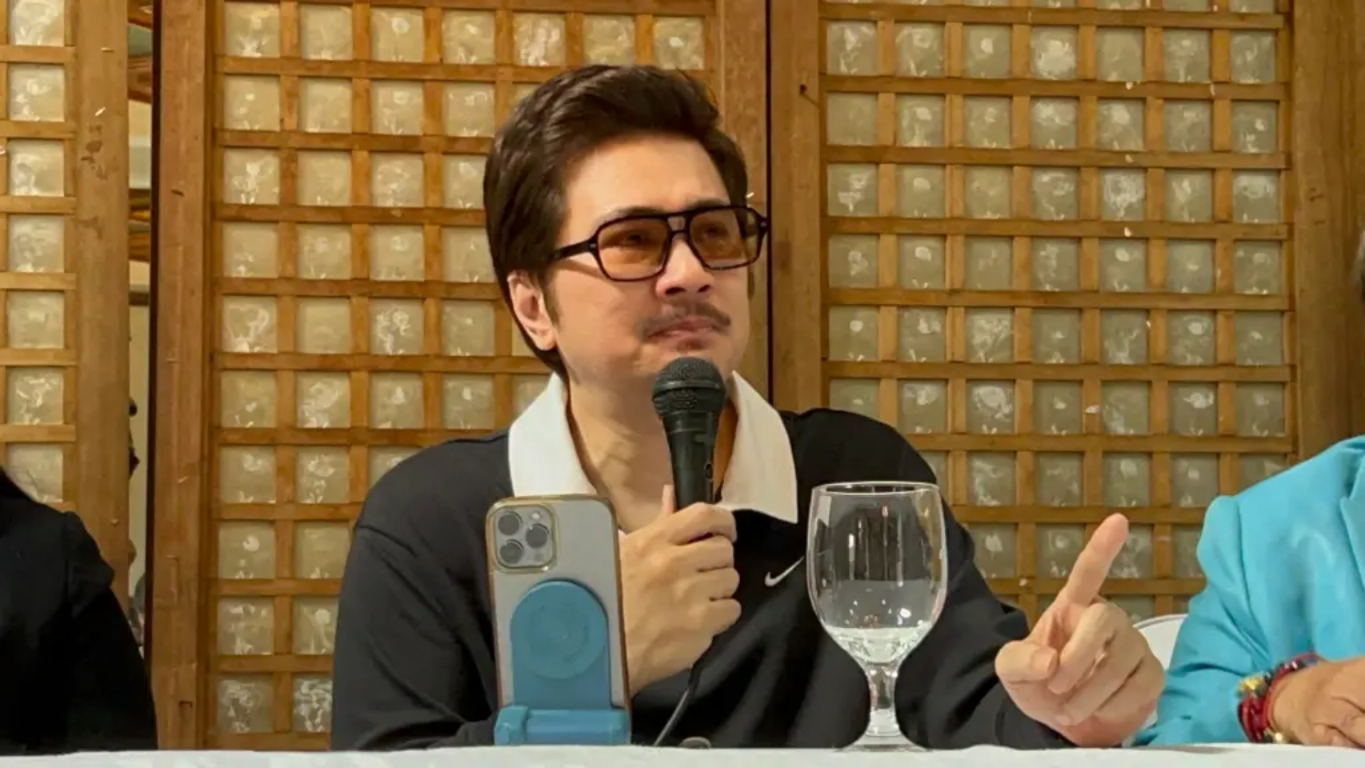 "Shame on you!" yells Janno Gibbs at vloggers who associate him with his father's passing.'