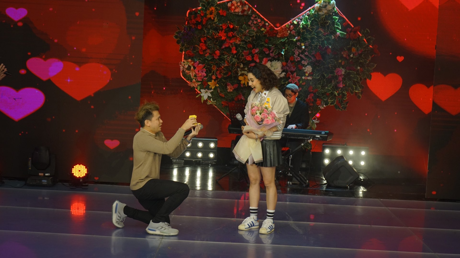 Yael Yuzon pops the question to Karylle before their tenth wedding anniversary.